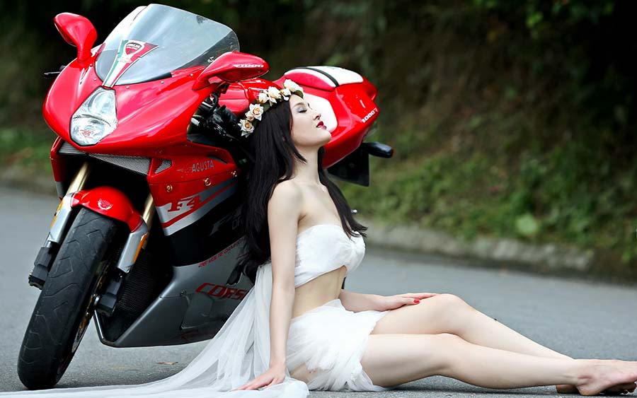 Beautiful girls and motorcycles in Hiroshima