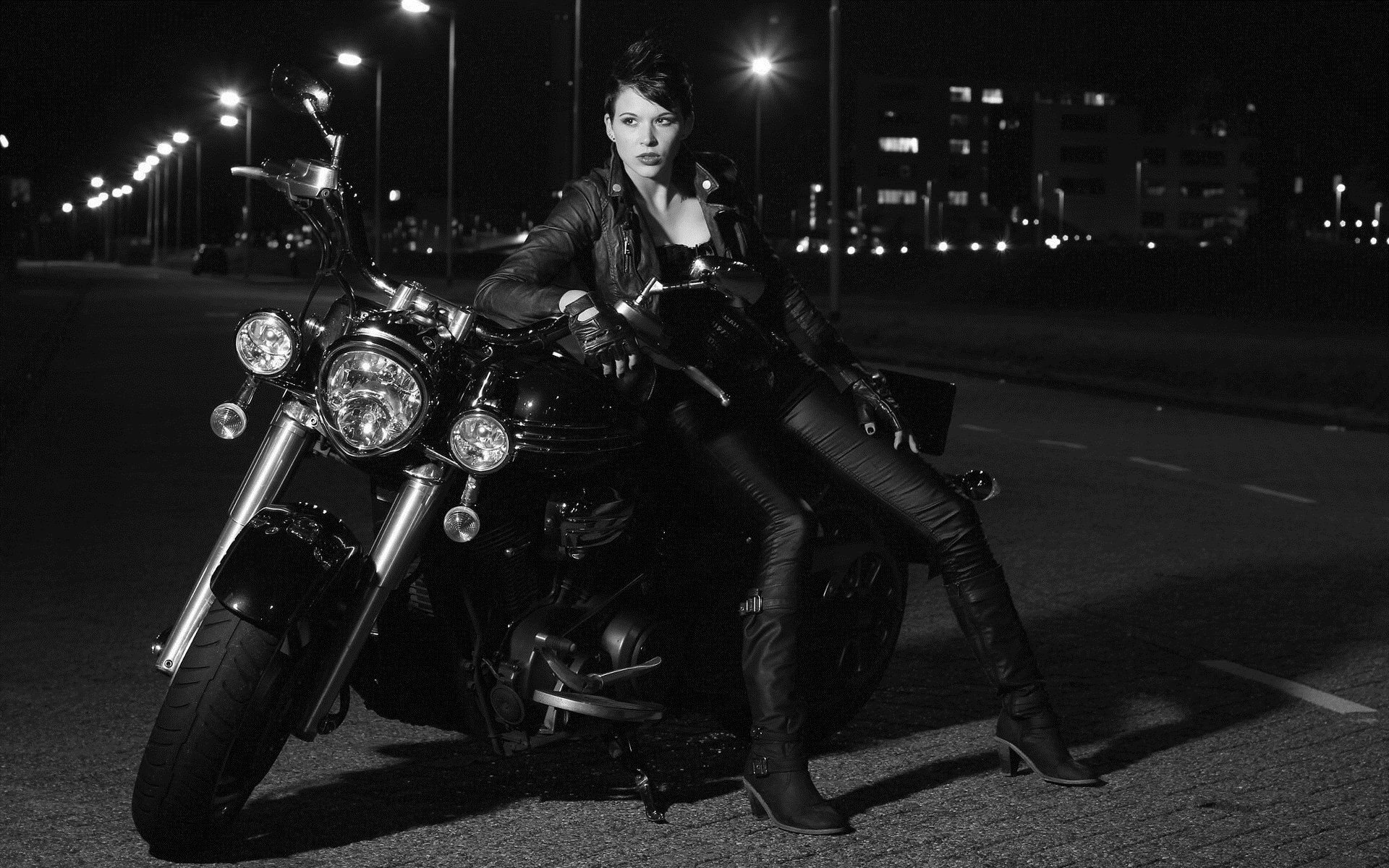 Photo Beautiful girls and motorcycles in Hiroshima