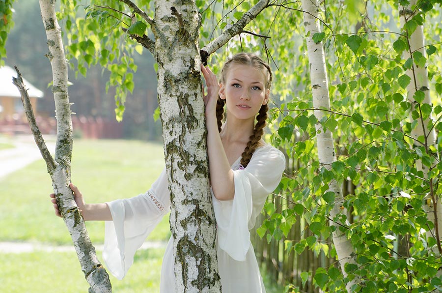 Women in Slavic costumes in Hiroshima