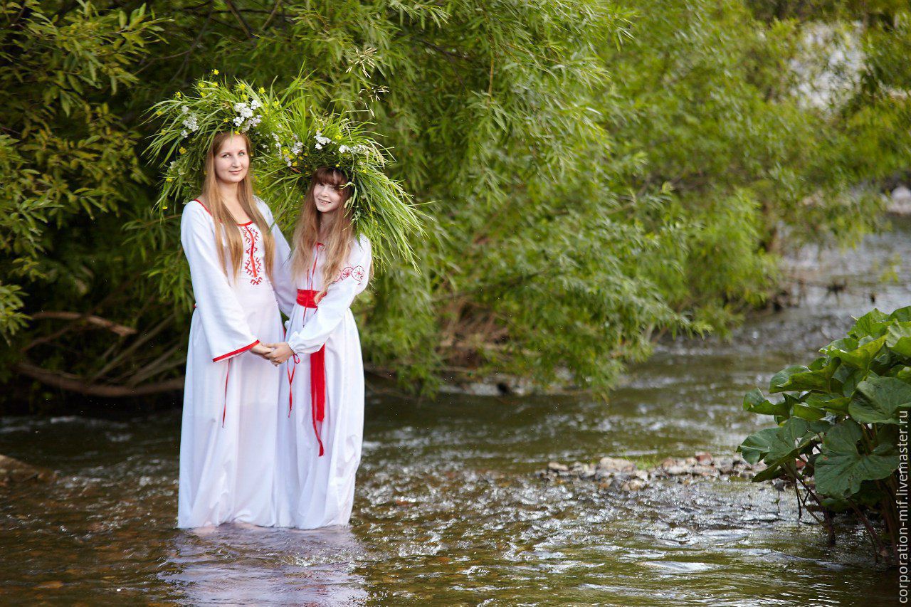Women in Slavic costumes in Hiroshima