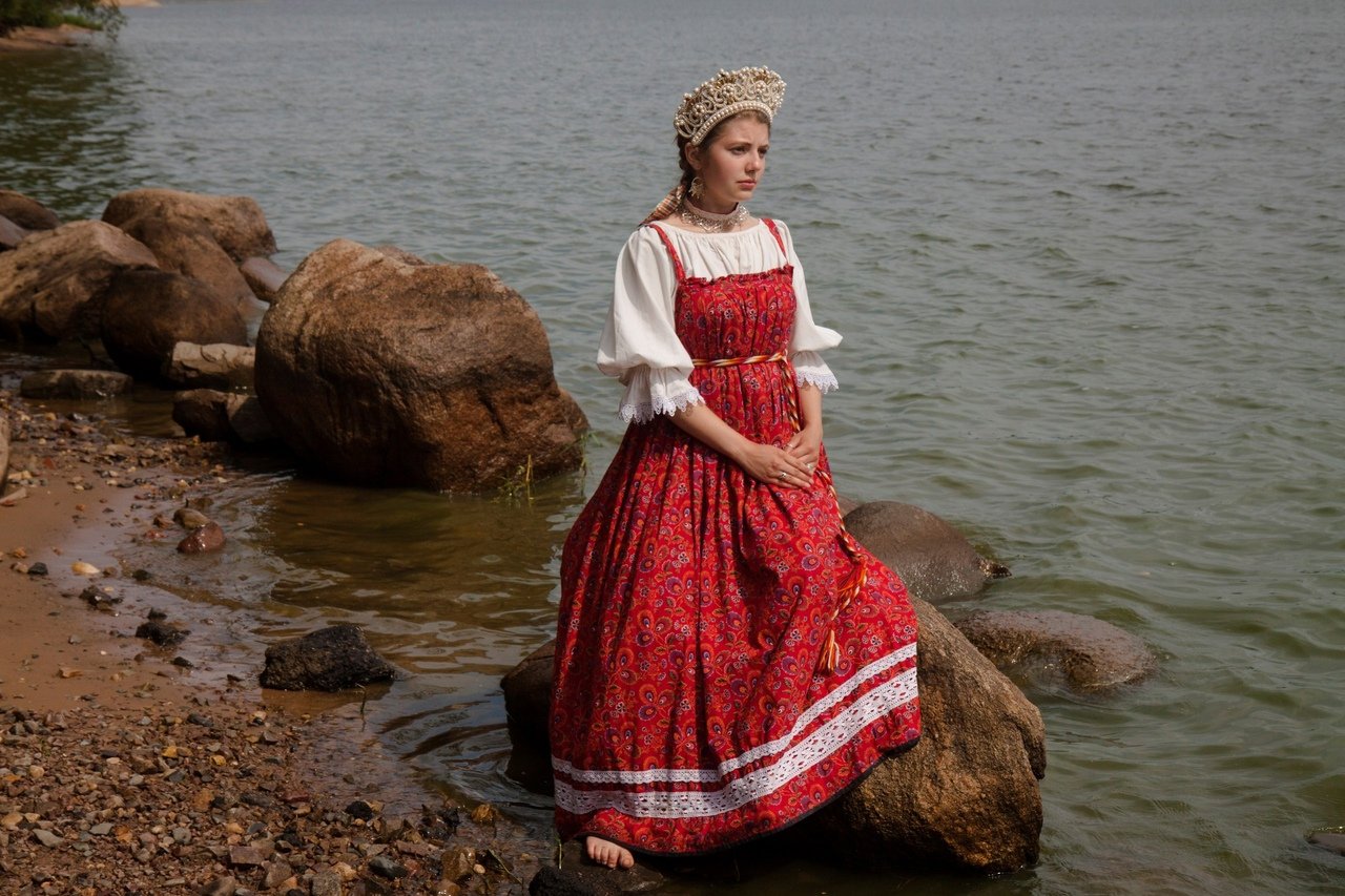 Women in Slavic costumes in Hiroshima