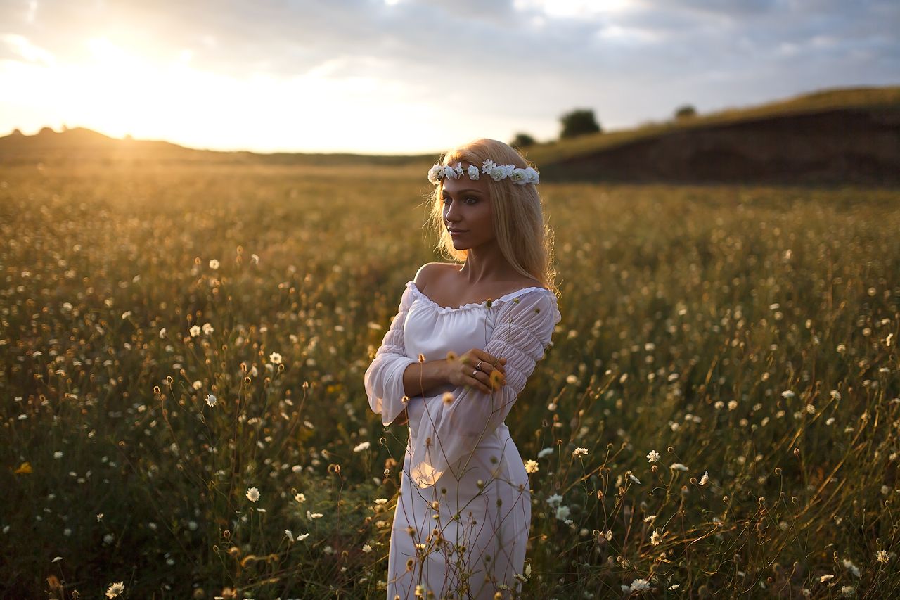 Girls in Slavic costumes in Hiroshima