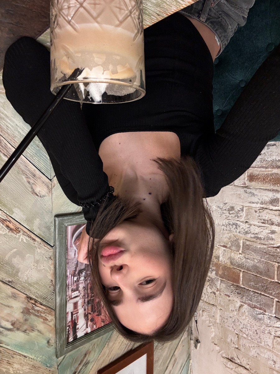 Fresh photos, fresh mood — Tina online in Hiroshima